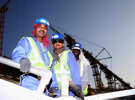 עובדים באצטדיון בקטאר. תנאים קשים (Getty)