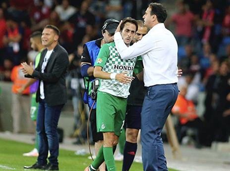 רוני לוי הודה לקפטן על משחק מצוין (אלן שיבר)