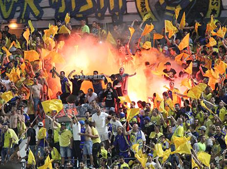 בסיום המשחק נעצרו אוהדים על הדלקת אבוקות (דני מרון)