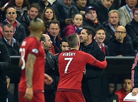 סימאונה עם הצגה על הקווים (gettyimages)