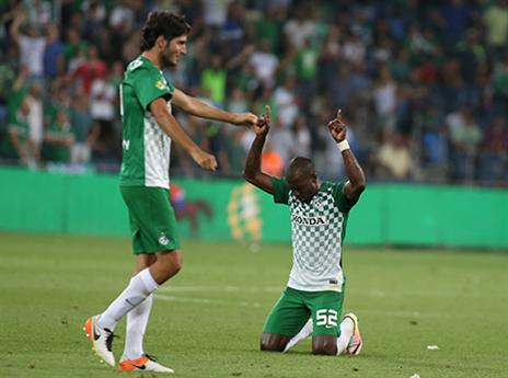 אושר גדול במכבי חיפה אחרי ניצחון ענק (צילום: יוסי שקל)