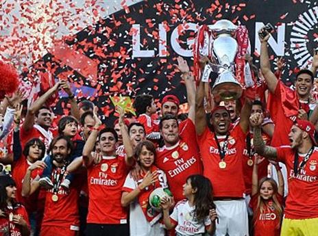 שחקני בנפיקה חוגגים (Getty)