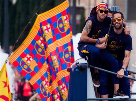 ניימאר ובראבו על האוטובוס (Getty)