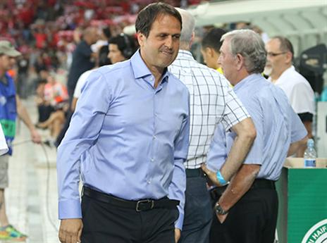 מחוץ למשחק. רוני לוי (יוסי שקל)