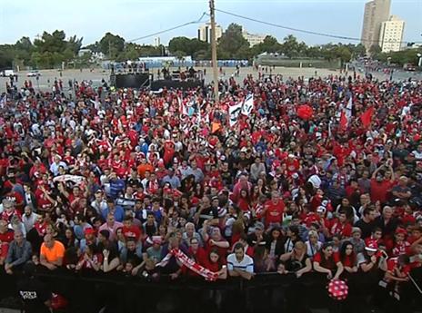 האוהדים מתאספים ברחבת העירייה