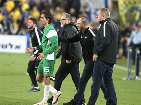 בניון מתקשה לעצור את הדמעות (אלן שיבר)