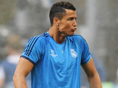 רונאלדו דופק פוזות. כשיר לחלוטין (getty)