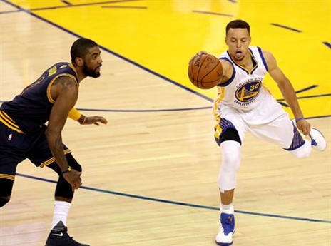 אירווינג בוחן את קרי (gettyimages)