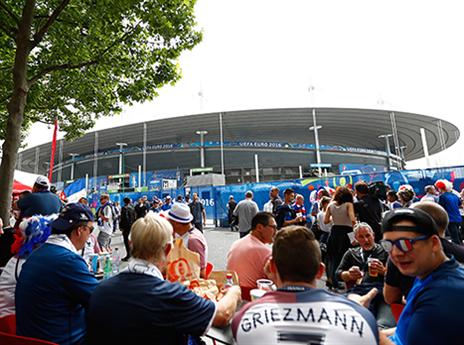 האוהדים התאספו סביב האיצטדיון שעות לפני הפתיחה (gettyimages)
