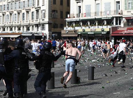 אוהד באחד ממוקדי האירועים (Getty)