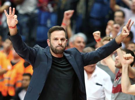 לא חיכה יותר מדי לפני שמינה מאמן. אורי אלון (אלן שיבר)