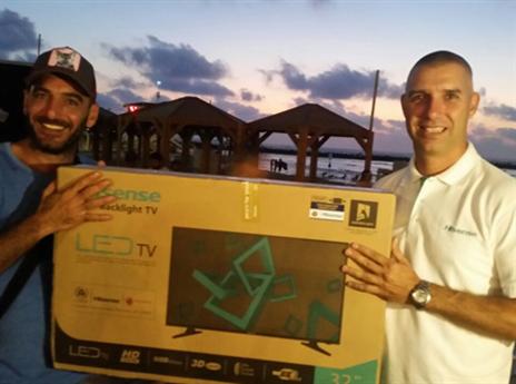 רמי פרנסיס, סמנכ"ל מכירות הייסנס, מחלק טלוויזיה לאחד הזוכים