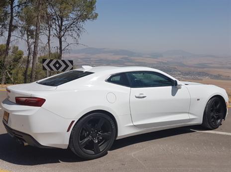 מכונית מלאת אגו או רכב מנהלים מפונפן? (צילום: כפיר כשריאן)