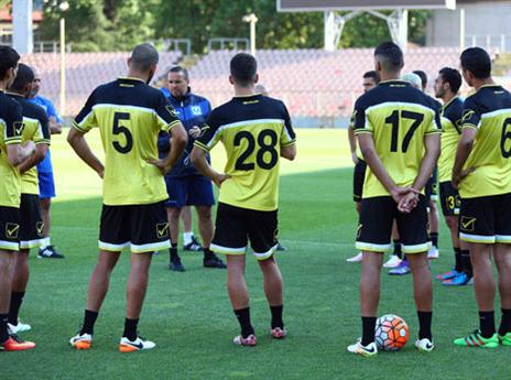 שחקני בית"ר. מתרכזים במשחק