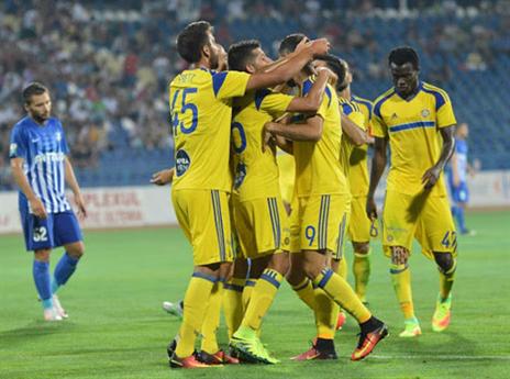 שחקני מכבי ת"א נהנים ברומניה (דב הליקמן)