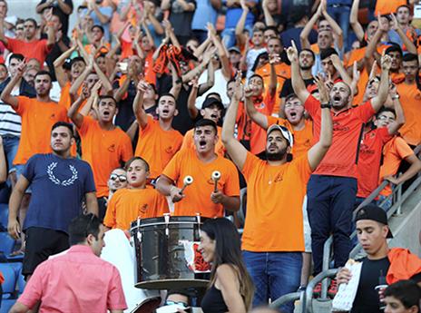 אוהדי בני יהודה. "אוהב גם את אלה שקיללו" (אלן שיבר)