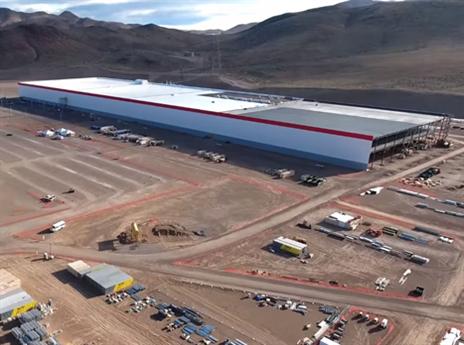 סנונית ראשונה אמיתית של טסלה