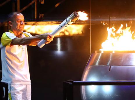 ונדרליי דה לימה מדליק את האש האולימפית (GETTY)