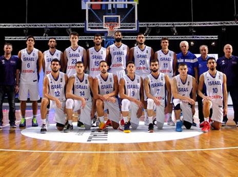 הנבחרת המורחבת לפני המפגש (מתוך האתר של איגוד הכדורסל)