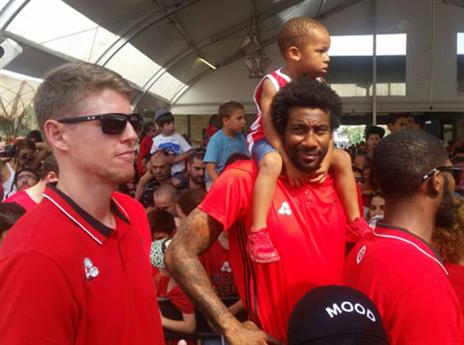 "התור לסלפי עם אמארה הוא הכי ארוך"