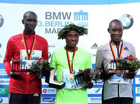 היו צמודים. בקלה וקיפסנג לצד צ'בט (Getty)