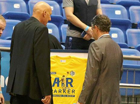 אגדה באה לכבד אגדה. ג'מצ'י (אלן שיבר)