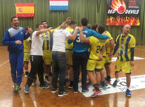 נחמה אחרי התבוסה למכבי ת"א (צילום: מכבי ראשל"צ)