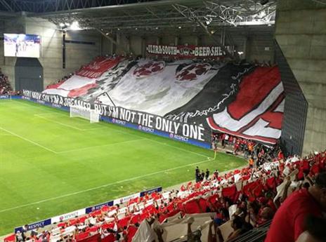 אוהדי הפועל באר שבע סופגים השראה מג'ון לנון