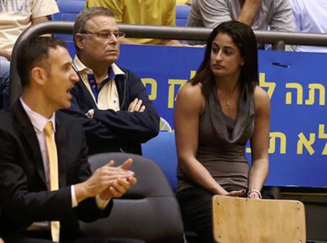 פדרמן חוזה מקרוב בהפסד הבכורה של הדר (צילום: אלן שיבר)