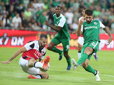 עטר ושחקני מכבי חיפה תוסכלו ע"י פלטהאוזן (צילום: יוסי שקל)