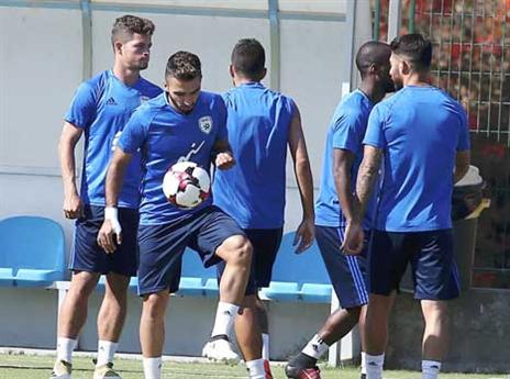 לשחקנים לא יותר לצאת מהמלון באלבניה (צילום: אלן שיבר)