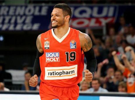 באב. אולם חייכה כל הדרך לסל