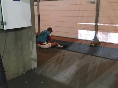 לא נעים. שוינפלד מחוץ לחדר ההלבשה בטדי