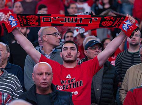 סיבה טובה לחייך. אוהד אדום ביציעי הארנה (מנהלת הליגה)