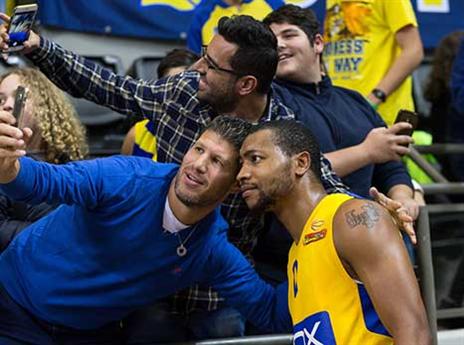 יכול להרשות לעצמו להצטלם. גאודלוק עם האוהדים (עודד קרני)