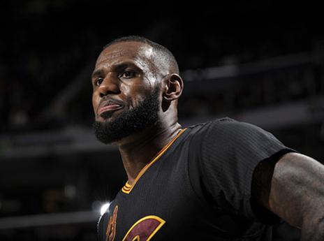 צריך את הצוות המסייע שלו. לברון ג'יימס (gettyimages)