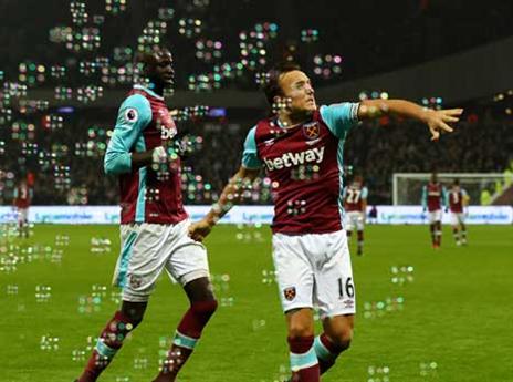 נובל מפריח בועות באצטדיון האולימפי (Getty)