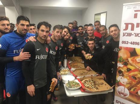 שחקני הפועל ת"א והפיצות שנתרמו