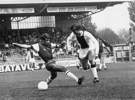 קרויף במדי אייאקס. נושל מראש טבלת השיאים (Getty)