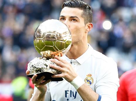 רונאלדו והתואר. "מגיע לו יותר מ-4 כדורי זהב" (getty)