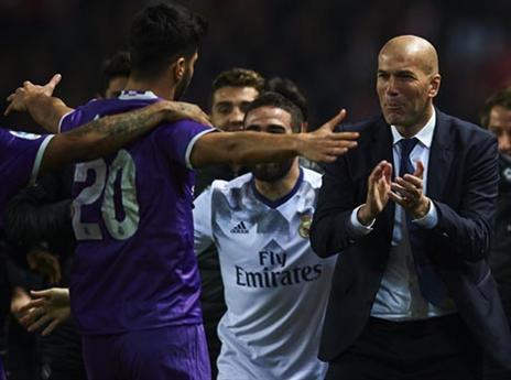 זידאן מברך את אסנסיו. גם מקום ברבע הגמר, וגם שיא ספרדי חדש (Getty)