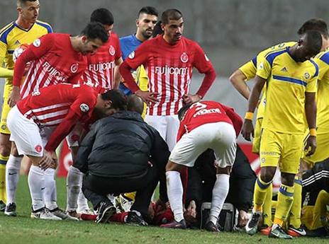 רייכרט שרוע על כר הדשא. פציעה מפחידה (אלן שיבר)