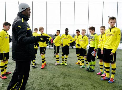 "כדורגלנים הם חצי אנשי חינוך"