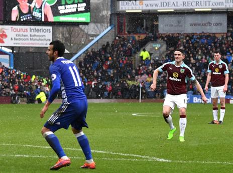 בריידי בדרך לשוויון. ברנלי נלחמה בענק (getty)