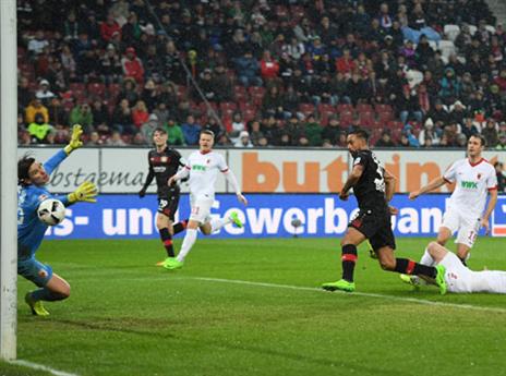 הכדור של בלארבי בדרך לרשת. שער היסטורי (Getty)