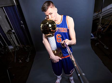 כנראה הגביע האחרון שיחזיק העונה שחקן של הניקס. פורזינגיס (getty)