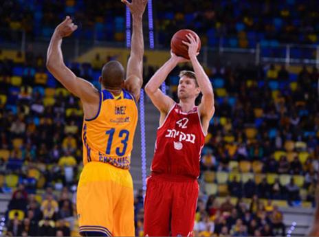 פיטרסון עולה ל-3