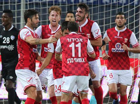 שחקני סכנין חוגגים. ישלימו את המשימה בשבת? (סוכנות ג'יני)