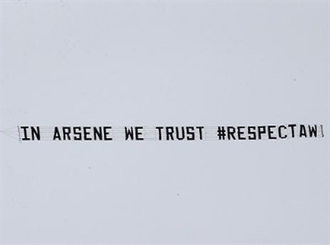 שלט התמיכה אתמול מול ווסט ברומיץ' (Getty)