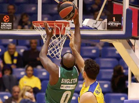 אלכסנדר רואה את הגב של סינגלטון (אלן שיבר)